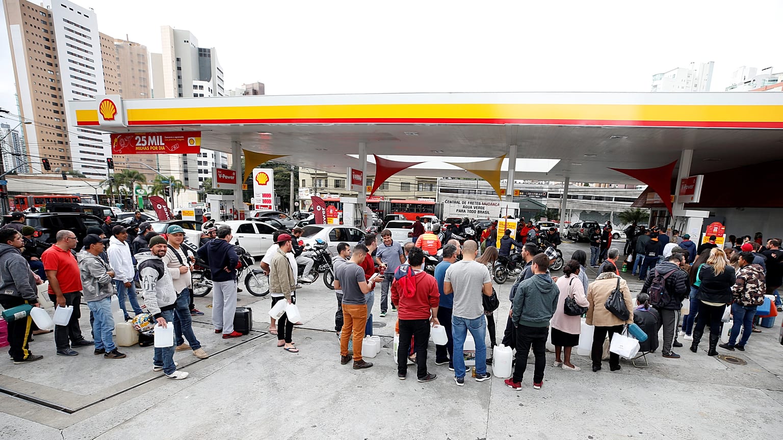 Greve dos camionistas no Brasil continua apesar das ameaças do governo