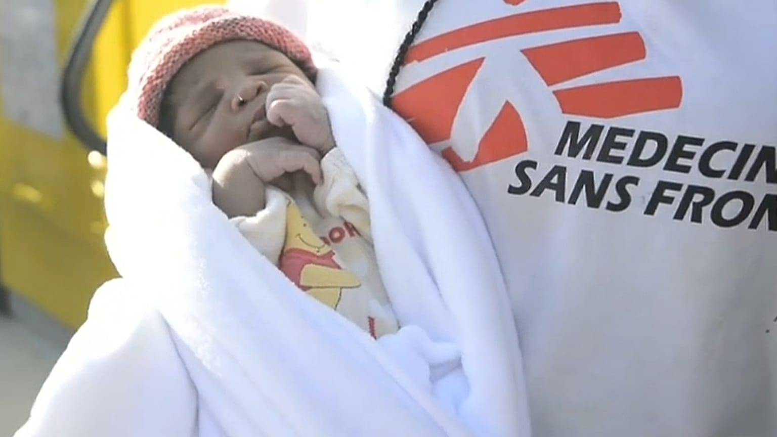 Milagre, o bebé nascido a bordo de um navio humanitário junto a Itália