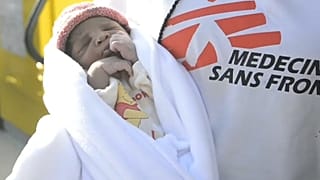 Milagre, o bebé nascido a bordo de um navio humanitário junto a Itália