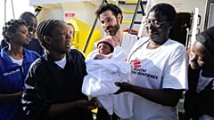 Mãe deu à luz bébé numa embarcação de resgate no Mediterrâneo