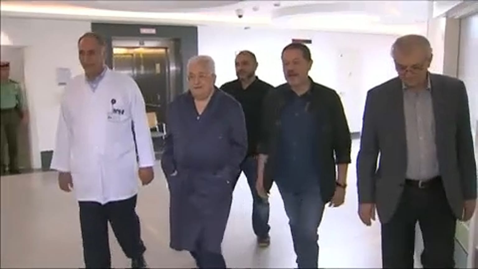 Nem engedik ki a kórházból Mahmud Abbászt