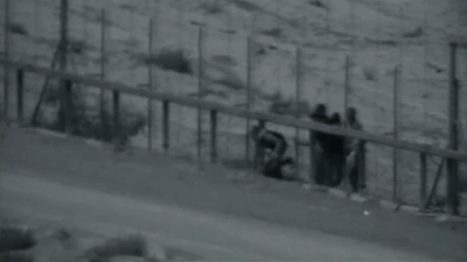 شاهد: عبور ثلاثة فلسطينيين للسياج العازل ومقتلهم برصاص الجيش الإسرائيلي