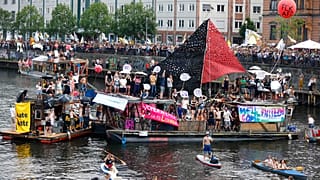 Bunter Demo-Sonntag in Berlin: #b2705 in Videos und Tweets