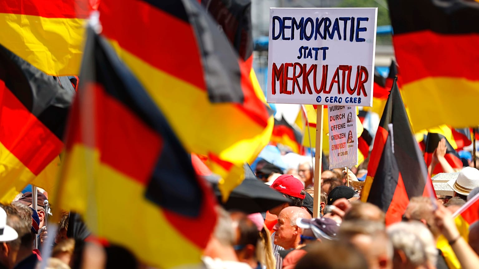 Extrême-droite et anti-racistes se font face à Berlin