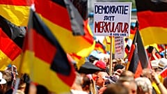 Extrême-droite et anti-racistes se font face à Berlin