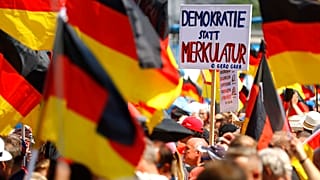 Extrême-droite et anti-racistes se font face à Berlin