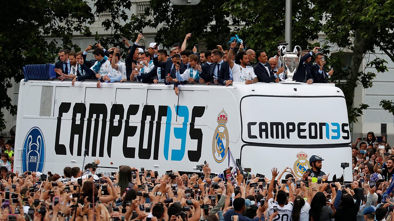 لاعبو ريال مدريد يحتفلون في شوارع العاصمة