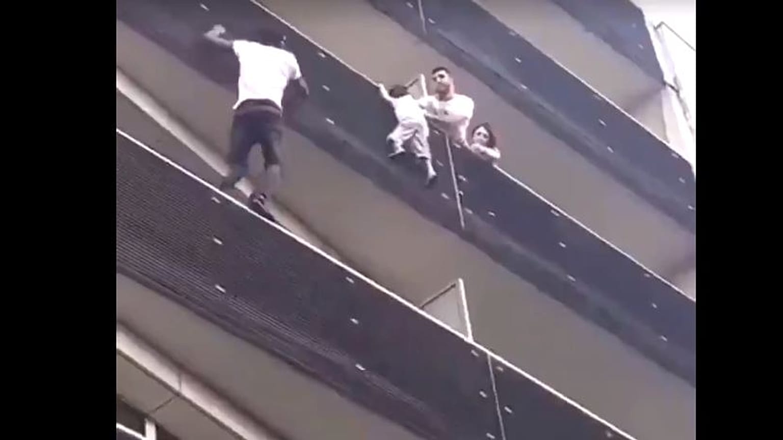 Ο «spiderman» που σκαρφάλωσε για να σώσει ένα παιδί