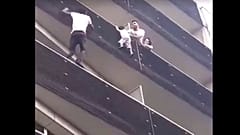 Ο «spiderman» που σκαρφάλωσε για να σώσει ένα παιδί