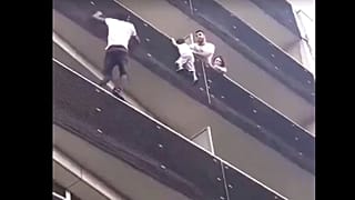Ο «spiderman» που σκαρφάλωσε για να σώσει ένα παιδί