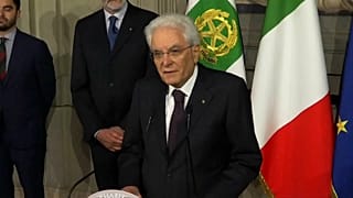 Cottarelli atteso al Colle oggi, M5S e Lega furiosi invocano impeachment e voto