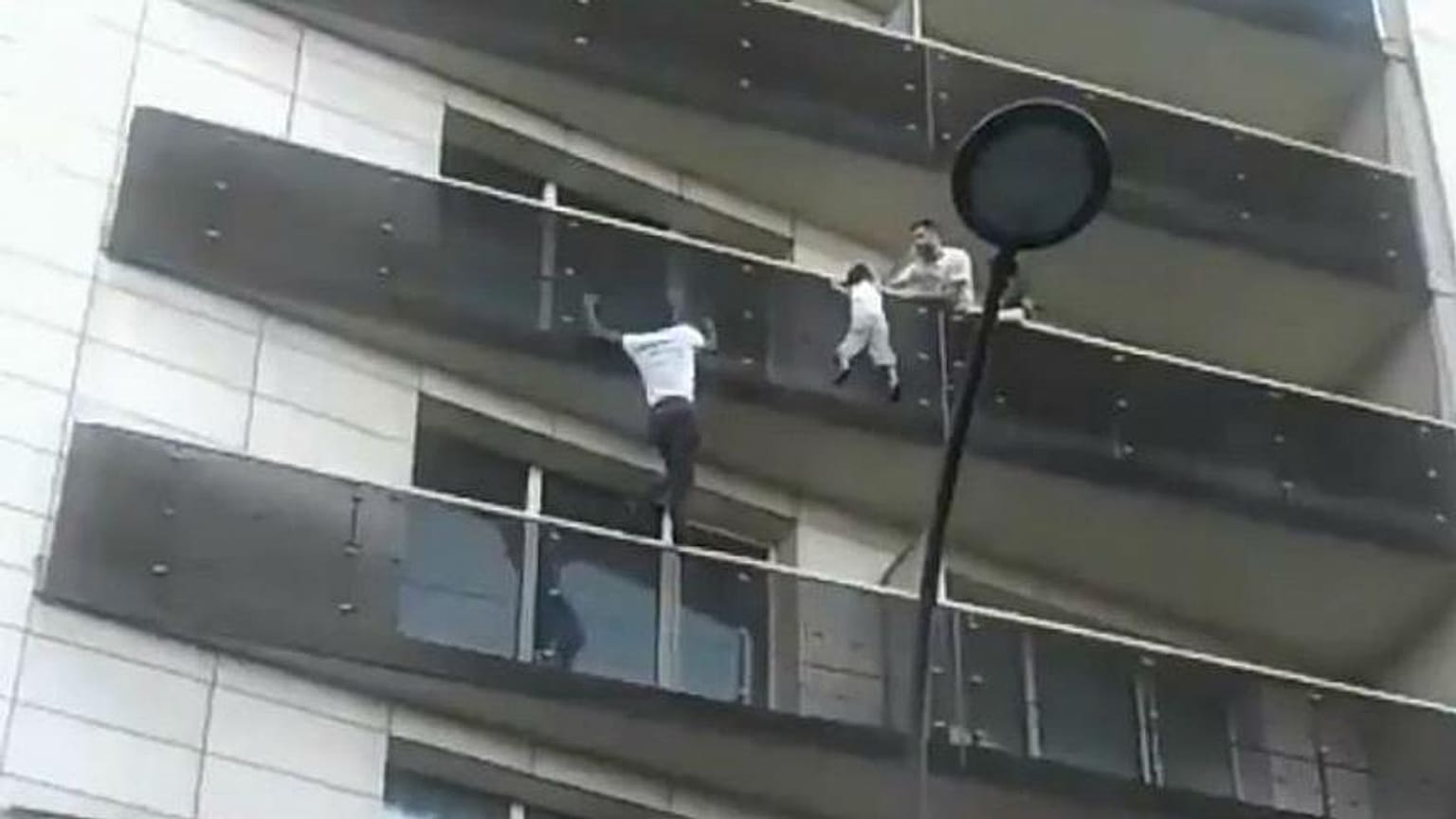 Spiderman von Paris: Mamoudou Gassama rettet ein Baby vor dem Tod