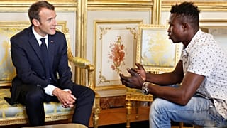 Cittadinanza francese al maliano che scala un palazzo e salva un bimbo