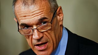 Carlo Cottarelli spricht vor der Presse nach seinem Treffen mit Mattarella