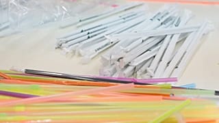 Hadüzenet a műanyag szívószálaknak