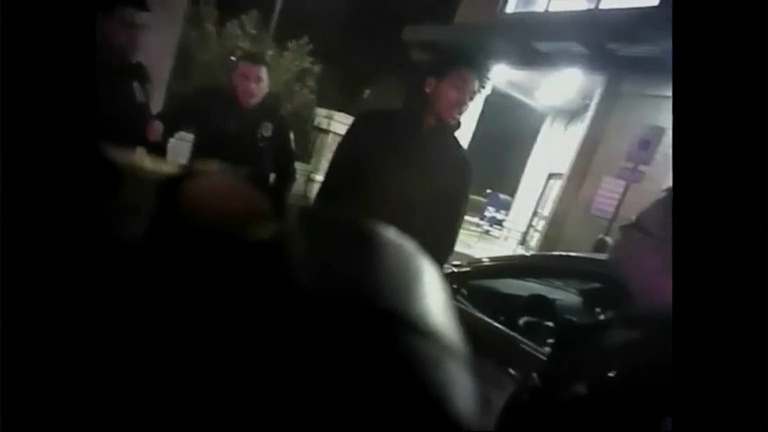 ستيرلنغ براون قبل أن يصعقه رجال الشرطة بالمسدس الكهربائي