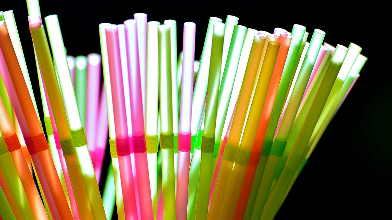 Yunanistan tek kullanımlık plastik pipetlere son veriyor