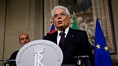 الرئيس الإيطالي سيرجيو ماتاريلا يتحدث لوسائل الإعلام في روما