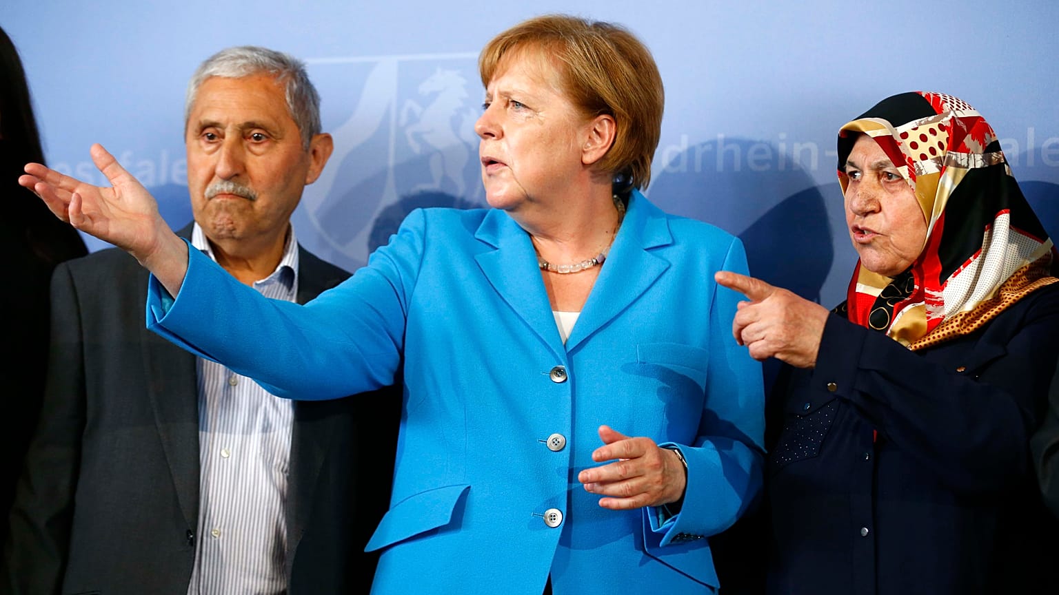 Angela Merkel két túlélővel