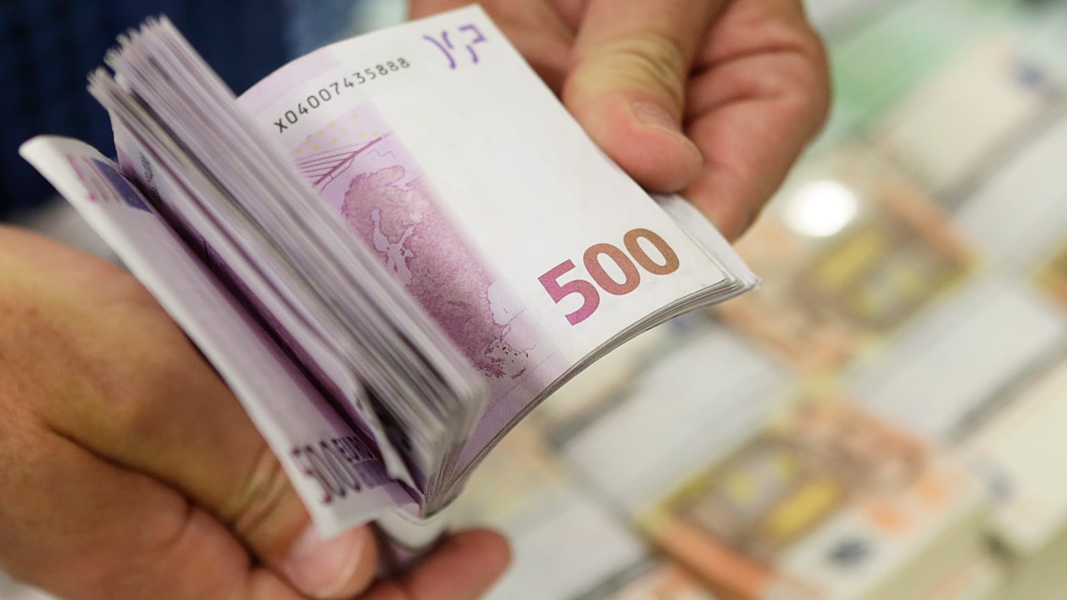 Eurostat: «Πρωταθλητές» οι Έλληνες στην καθυστέρηση πληρωμής των οφειλών τους