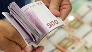 Eurostat: «Πρωταθλητές» οι Έλληνες στην καθυστέρηση πληρωμής των οφειλών τους