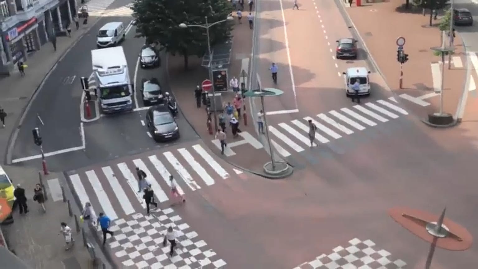 جانب من حادثة إطلاق النار في مدينة لييج شرق بلجيكا