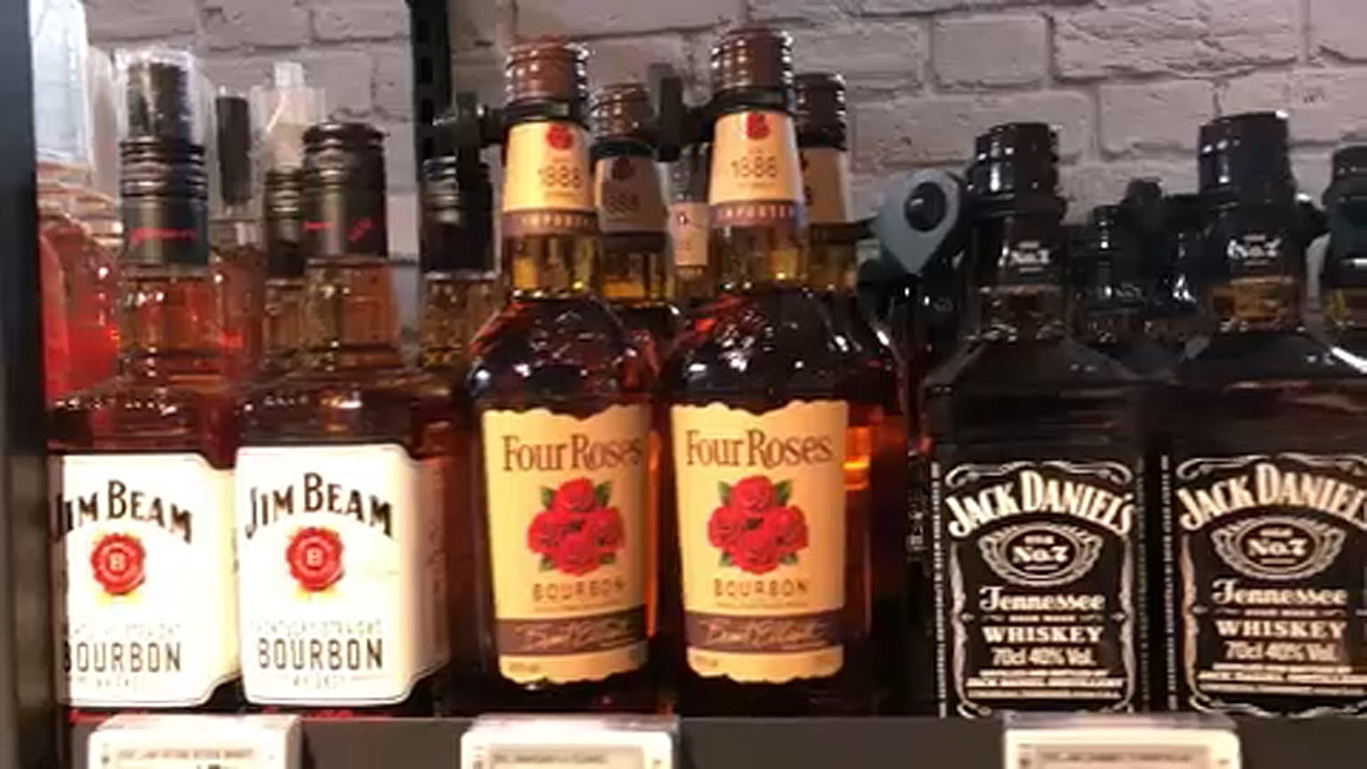 Garrafas de u´ísque bourbon numa prateleira