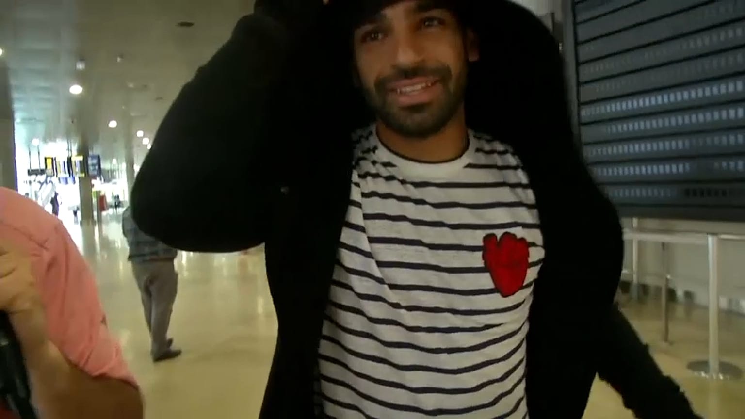 شاهد: محمد صلاح يصل إلى مطار فالنسيا الإسباني لبدء العلاج