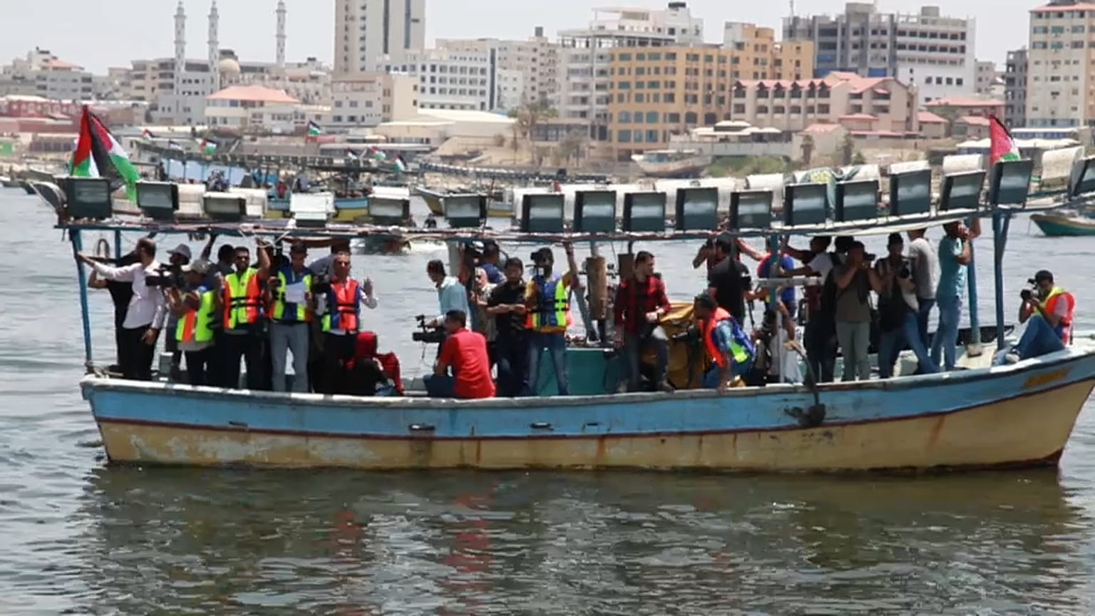 Los palestinos desafían el bloqueo marítimo israelí lanzando una flotilla que no es tan libre como esperaban