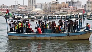 Los palestinos desafían el bloqueo marítimo israelí lanzando una flotilla que no es tan libre como esperaban