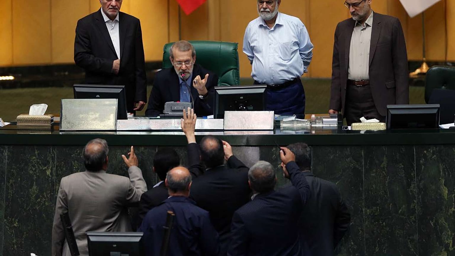 لاریجانی به زحمت رئیس مجلس ماند