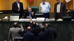 لاریجانی به زحمت رئیس مجلس ماند