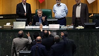لاریجانی به زحمت رئیس مجلس ماند