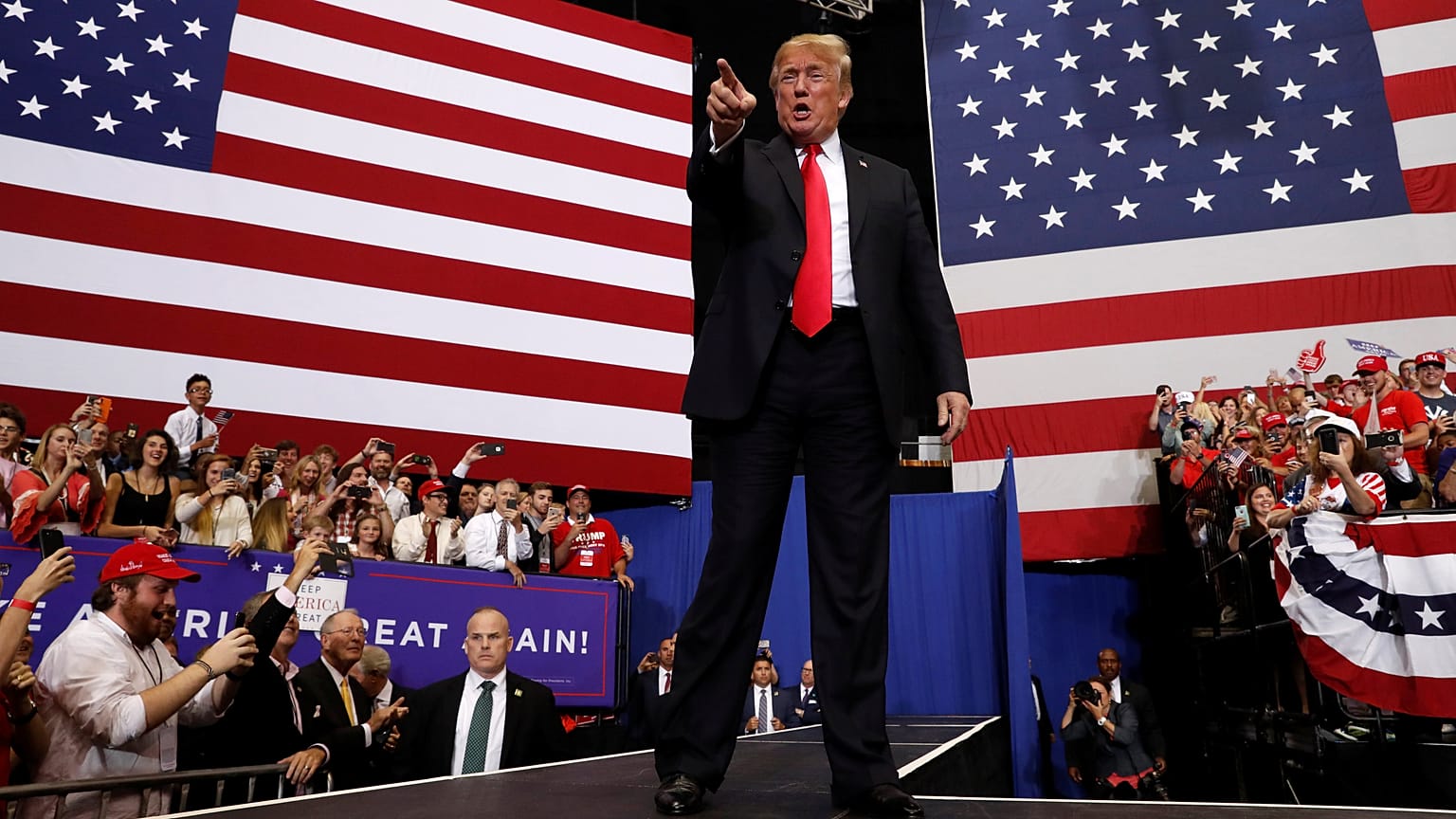 US and Mexico presidents trade barbs over border wall