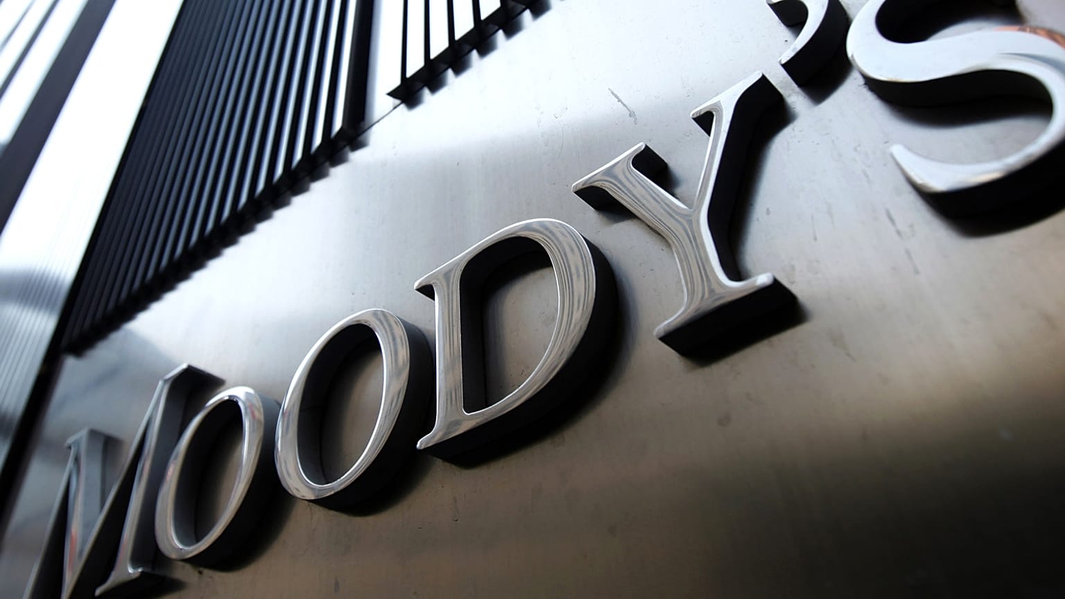 Şimşek 'faizi arttırırız' sözü verirken Moody's beklentiyi düşürdü