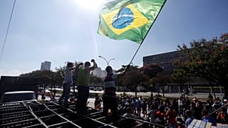 Greve na Petrobras declarada ilegal, camionistas continuam com movimento