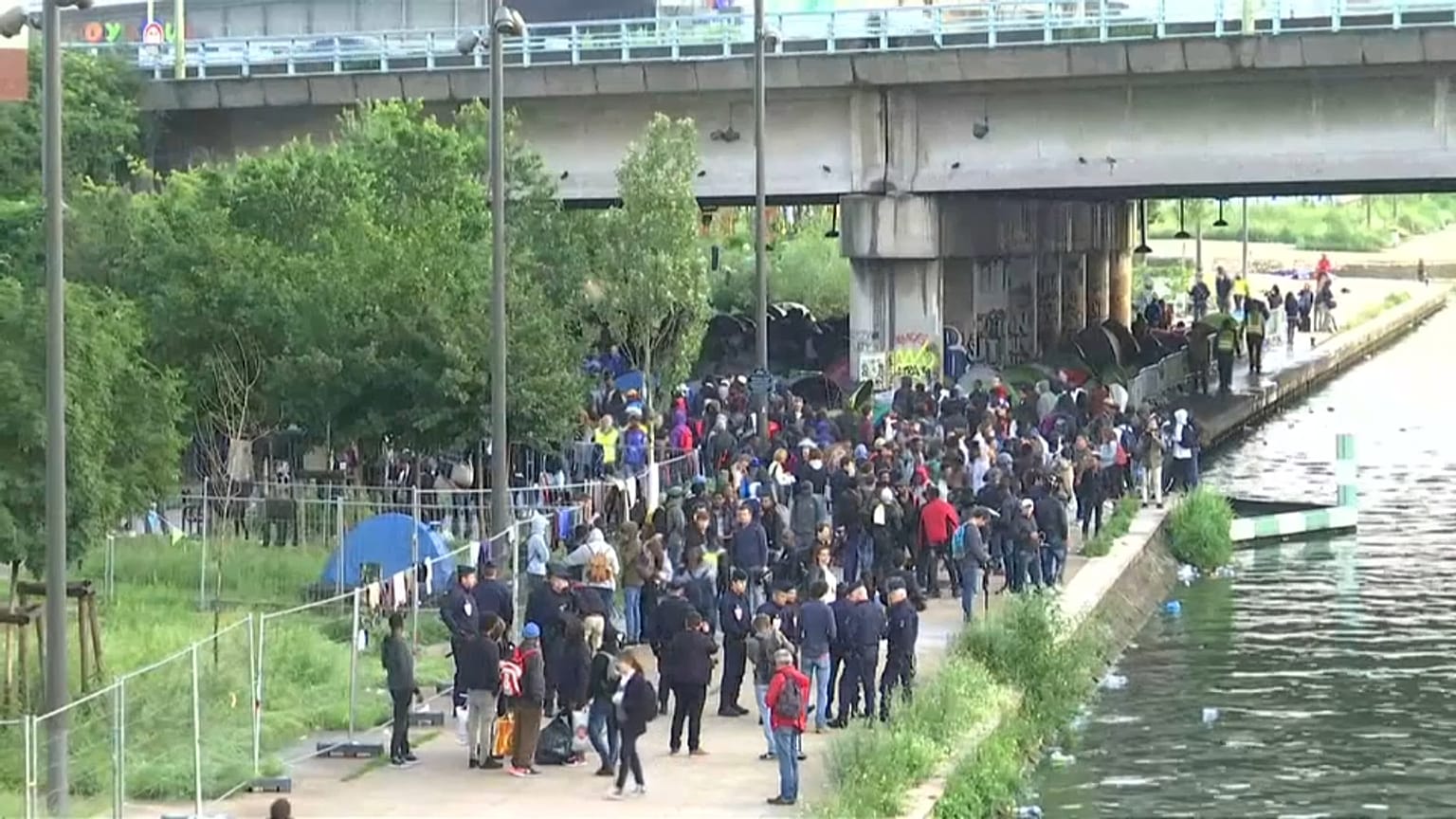 Evacúan el mayor campamento de inmigrantes de París