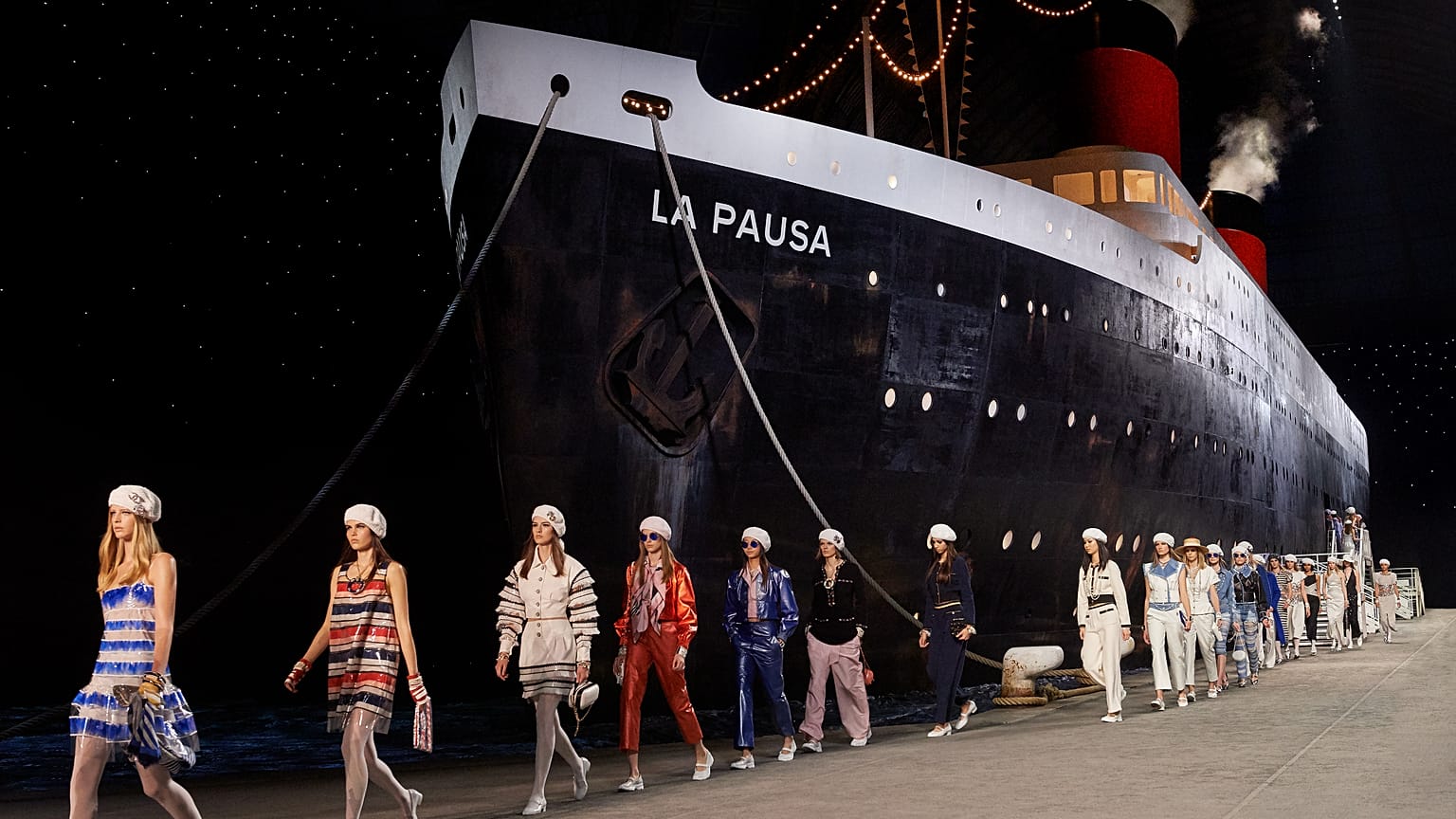Final da coleção de cruzeiro da Chanel no Grand Palais, Paris. 