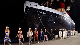 Final da coleção de cruzeiro da Chanel no Grand Palais, Paris.