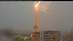Молния ударила в Эйфелеву башню 