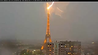 Молния ударила в Эйфелеву башню 