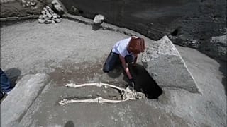 İtalya Pompei'de yeni bir insan iskeleti bulundu