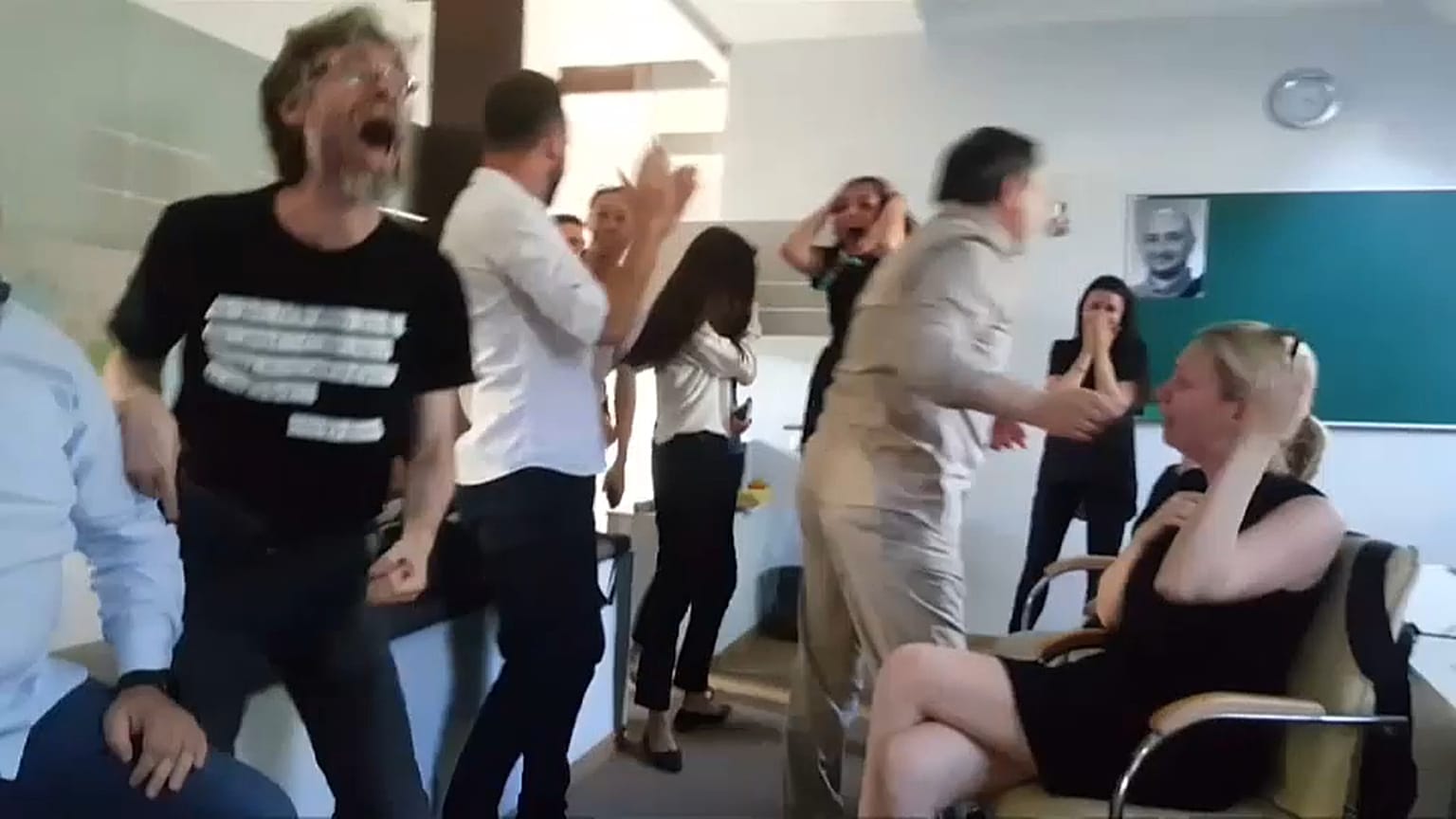 Esta es la eufórica reacción de los compañeros de Babchenko al descubrir que estaba vivo