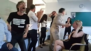 Esta es la eufórica reacción de los compañeros de Babchenko al descubrir que estaba vivo