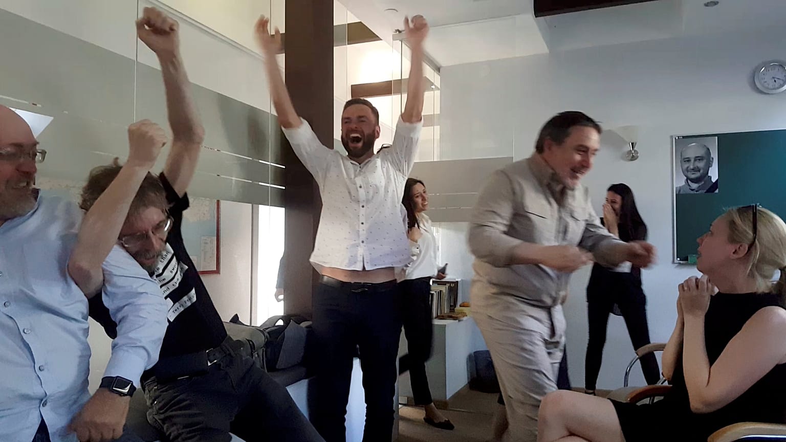 Amigos festejam "não morte" de jornalista russo