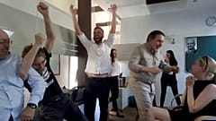 Amigos festejam "não morte" de jornalista russo