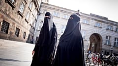 سيدتان تضعان النقاب في الدانيمارك