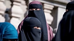دانمارک قانون منع پوشیدن برقع و روبنده در اماکن عمومی را تصویب کرد