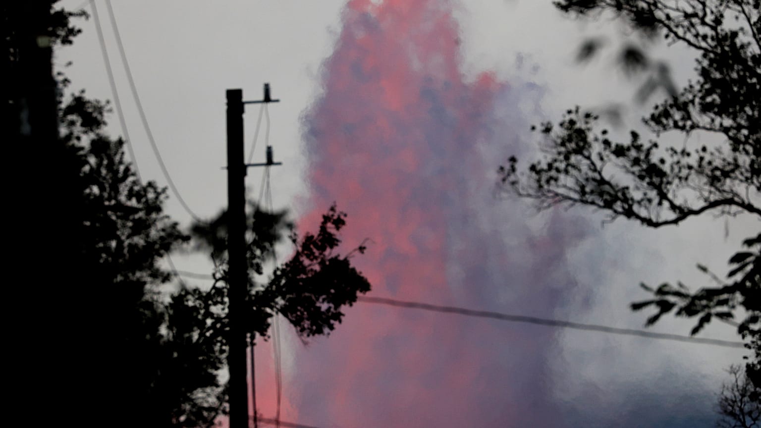 Vulcão lança jatos de lava com mais de 60 metros