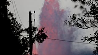 Vulcão lança jatos de lava com mais de 60 metros